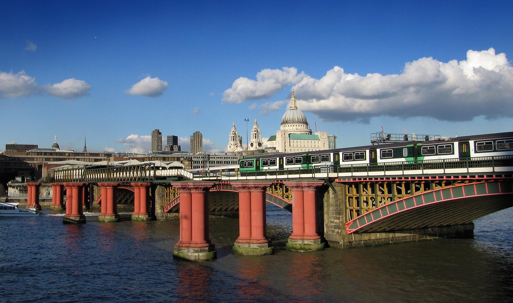 Les trois rangées de piliers avant l'élargissement du pont de Blackfriars