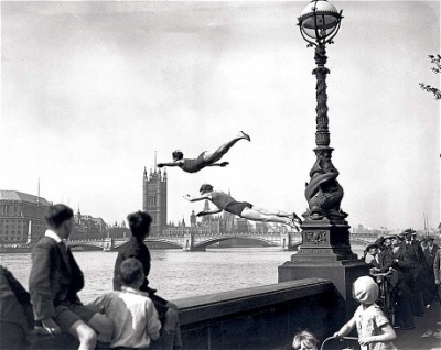 un saut dans la tamise nage